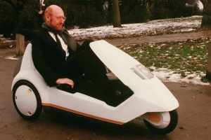 Sir Clive Sinclair s svojim pionirskim električnim vozilom